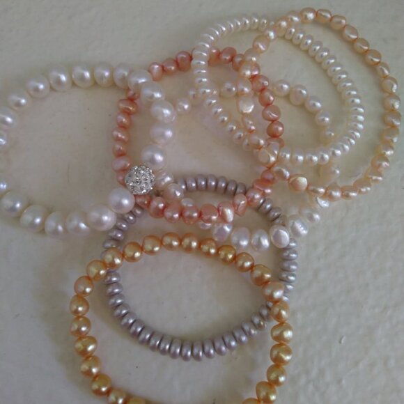 PEARL STRETCH BRACELETS NEUTRAL TONES WHITE BEIGE PEACH SET OF 7 - Picture 1 of 2
